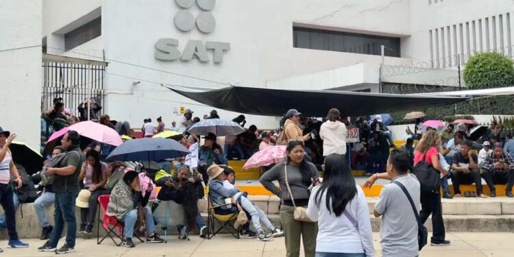 Foto: internet // Maestros de la CNTE tomaron ayer oficinas del SAT, Hacienda, INE, SEP y medios de comunicación.