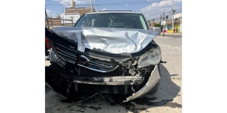 ¡Medio Metro, medio frena! Se estrella y casi pierde el paso