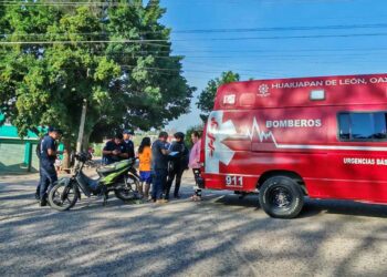 Motociclista resulta lesionado en accidente y es llevado a un hospital.