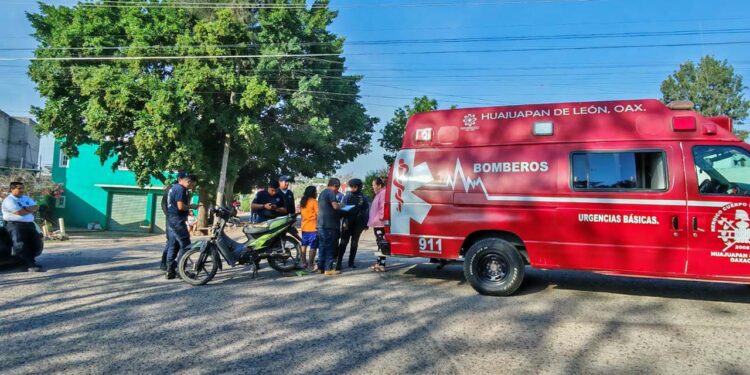 Motociclista resulta lesionado en accidente y es llevado a un hospital.