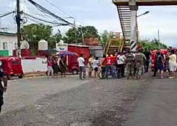 Mototaxistas intentan imponer nueva base en Tehuantepec; vecinos se oponen y los confrontan