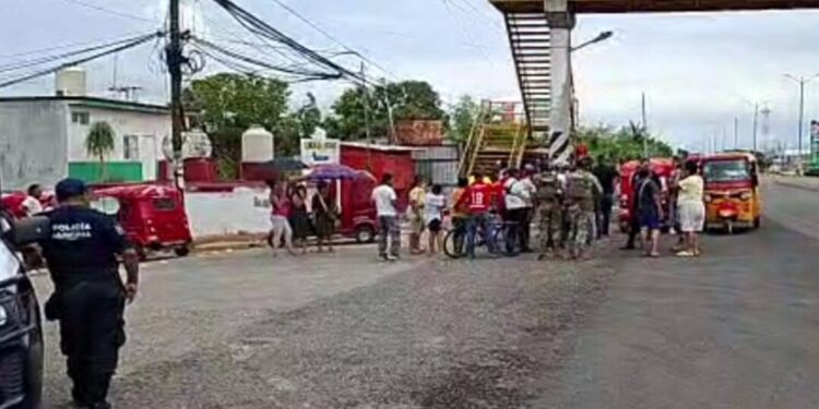 Mototaxistas intentan imponer nueva base en Tehuantepec; vecinos se oponen y los confrontan