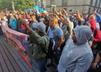 Más de 20 mil trabajadores de la educación de Oaxaca se concentraron en el Zócalo de la Ciudad de México.