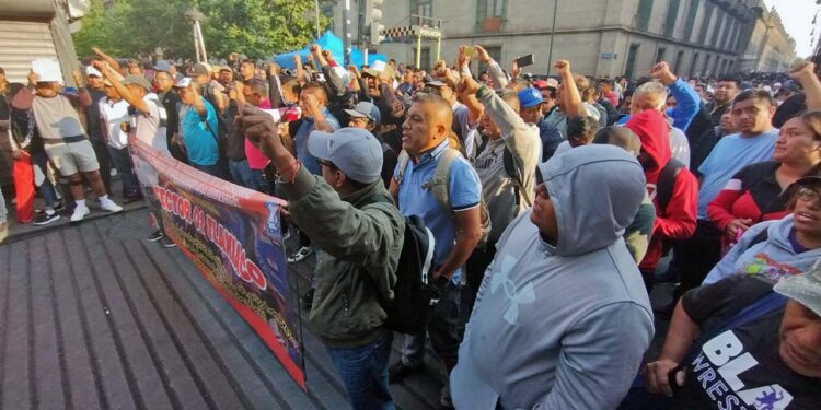 Más de 20 mil trabajadores de la educación de Oaxaca se concentraron en el Zócalo de la Ciudad de México.