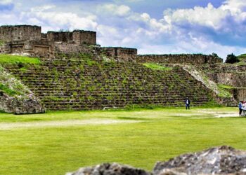 Monte Albán es admirado por gente de todo el mundo, por su invaluable patrimonio histórico y cultural.