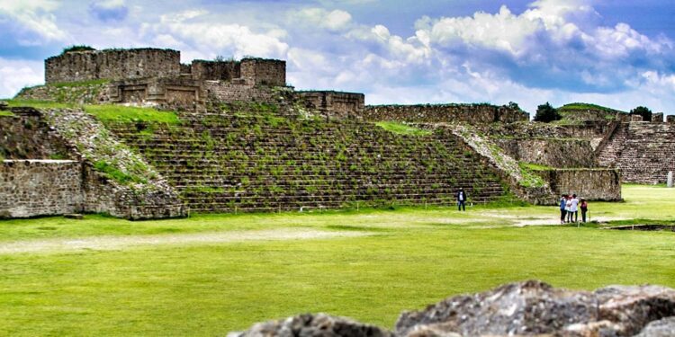 Monte Albán es admirado por gente de todo el mundo, por su invaluable patrimonio histórico y cultural.