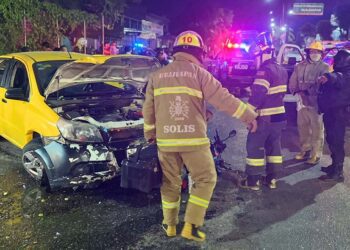 Pierde el control y colisiona con una motocicleta.