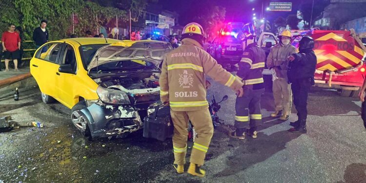 Pierde el control y colisiona con una motocicleta.