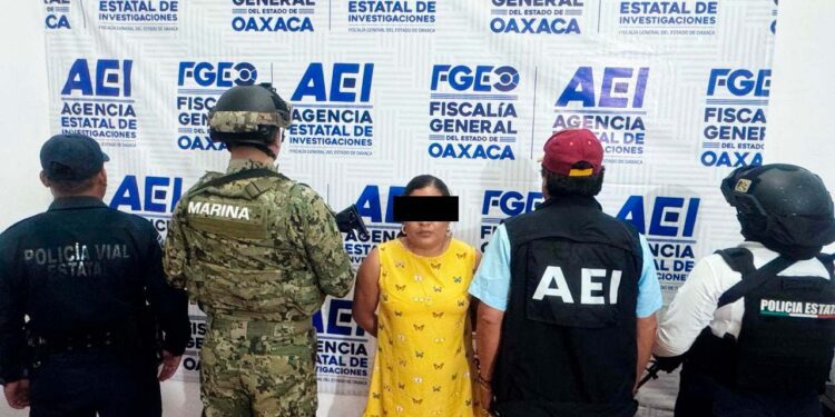Por no pasar pensión a sus hijos detienen a mujer en Juquila