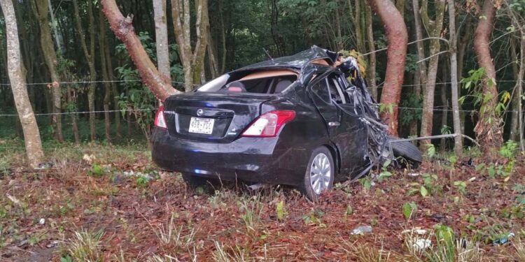 Se impactó contra un objeto fijo a un costado de la carretera.