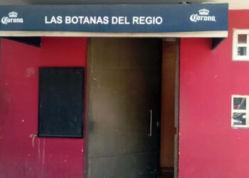 Se robaron varias botellas de licor y 500 pesos; no hubo cerraduras forzadas.
