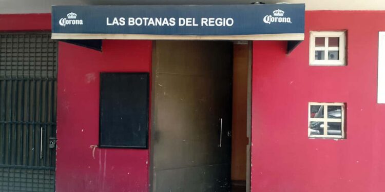 Se robaron varias botellas de licor y 500 pesos; no hubo cerraduras forzadas.