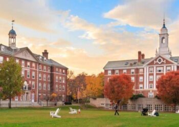 Persiste Trump en intentos por controlar la universidad de Harvard