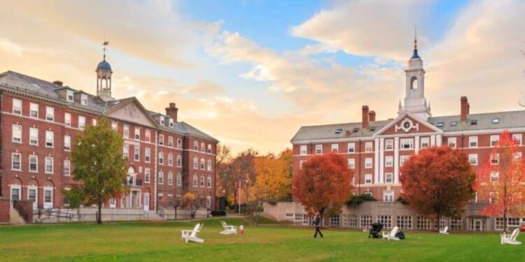 Persiste Trump en intentos por controlar la universidad de Harvard