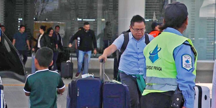 Foto: Archivo El Imparcial // Crecen las quejas de usuarios del Aeropuerto Internacional de Oaxaca ante largas esperas sin explicaciones claras de las aerolíneas.