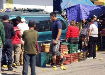 Vendedoras son atropelladas por conductora de camioneta Ford.