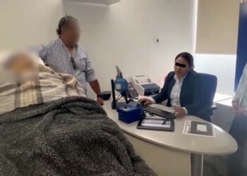 Indignación en Oaxaca: Sucursal de BBVA obliga a mujer de 96 años a acudir en camilla para cobrar su pensión