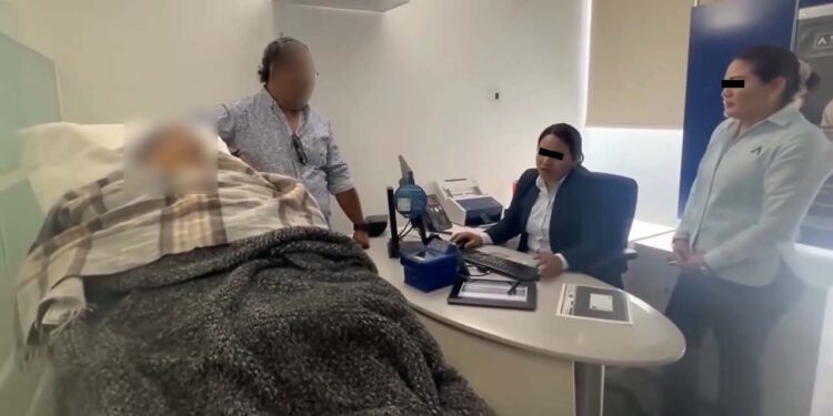 Indignación en Oaxaca: Sucursal de BBVA obliga a mujer de 96 años a acudir en camilla para cobrar su pensión