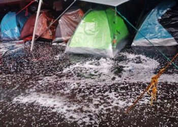 La tarde del miércoles, una intensa granizada azotó el campamento de los profesores en el zócalo capitalino.