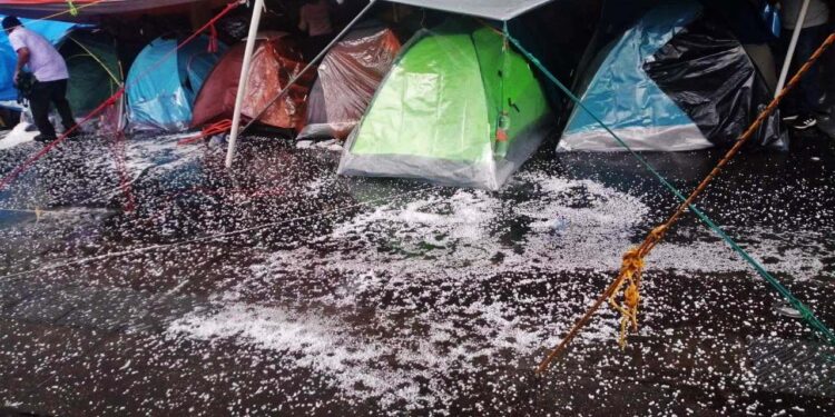 La tarde del miércoles, una intensa granizada azotó el campamento de los profesores en el zócalo capitalino.
