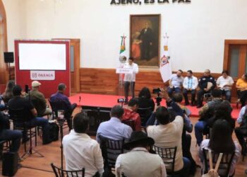 Foto: Adrián Gaytán // En conferencia, el mandatario estatal hizo un llamado a toda la comunidad oaxaqueña para alzar la voz contra esta determinación.