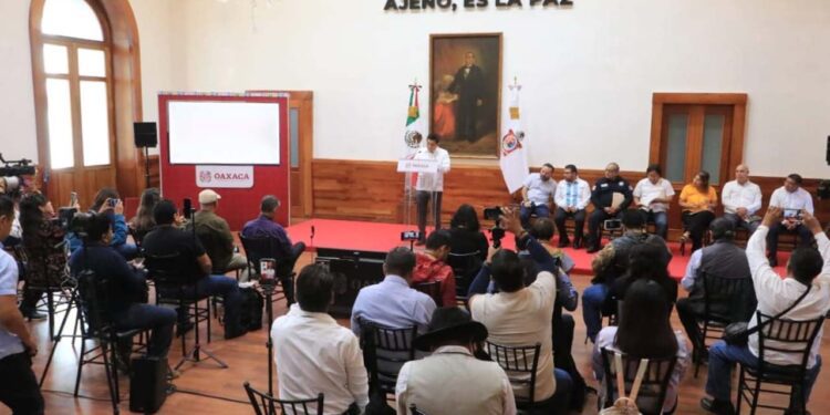Foto: Adrián Gaytán // En conferencia, el mandatario estatal hizo un llamado a toda la comunidad oaxaqueña para alzar la voz contra esta determinación.