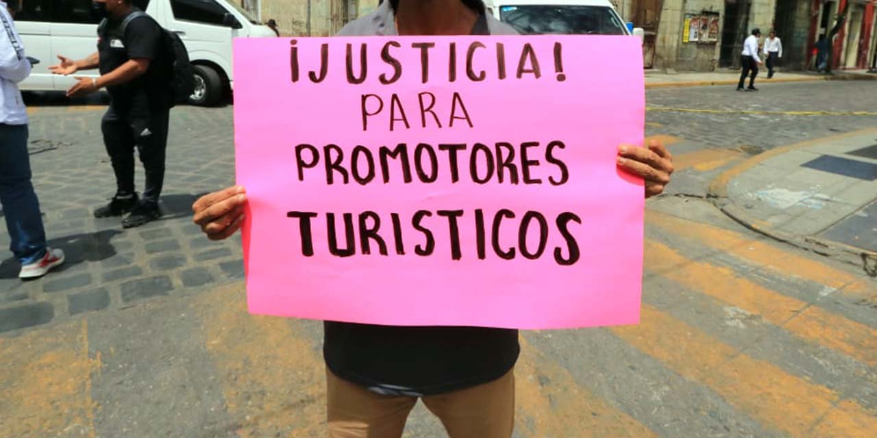 Foto: Adrián Gaytán // Este miércoles promotores turísticos realizaron una protesta y bloqueo en las principales calles del Centro Histórico de la Ciudad de Oaxaca.