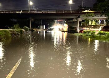 Foto: Álvaro Cuitláhuac // En la ciudad de Oaxaca las fuertes lluvias provocaron encharcamientos en diversas calles, avenidas y carreteras.