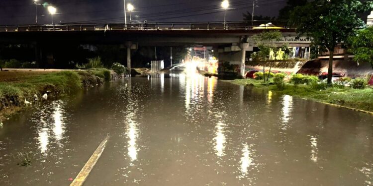 Foto: Álvaro Cuitláhuac // En la ciudad de Oaxaca las fuertes lluvias provocaron encharcamientos en diversas calles, avenidas y carreteras.