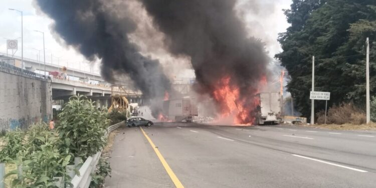 Explosión e incendio sobre la México-Toluca: tráiler y camión de carga colisionan en Ocoyoacac