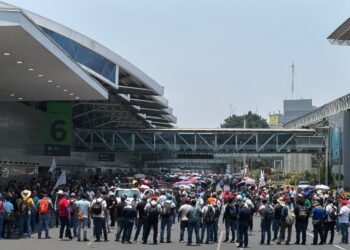 Cancelan encuentro Sheinbaum-CNTE y causan caos en el aeropuerto