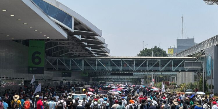 Cancelan encuentro Sheinbaum-CNTE y causan caos en el aeropuerto