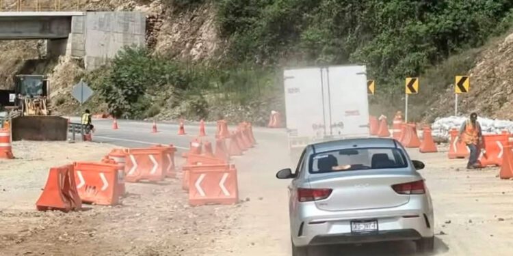 Barranca Larga-Ventanilla; paciencia, al menos 5 deslaves