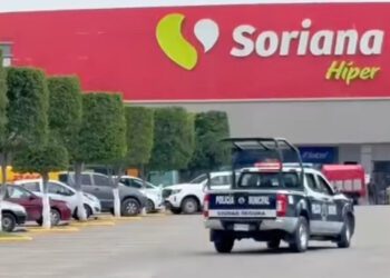 Balean y asaltan a autoridades de San Miguel Chicahua en Plaza Oaxaca: se llevan medio millón en segundos