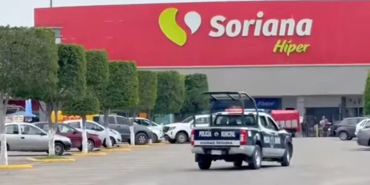 Balean y asaltan a autoridades de San Miguel Chicahua en Plaza Oaxaca: se llevan medio millón en segundos
