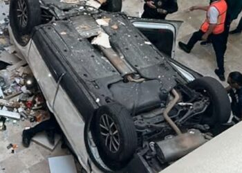 Cae auto en zona comercial de Cuajimalpa, en la CdMx