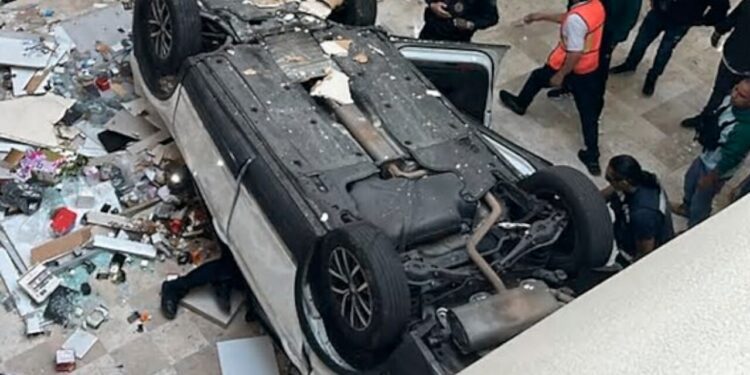 Cae auto en zona comercial de Cuajimalpa, en la CdMx