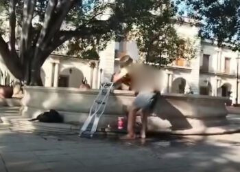 VIDEO | Indigente se echa chapuzón en fuente del Zócalo de Oaxaca y genera debate en redes sociales