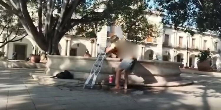 VIDEO | Indigente se echa chapuzón en fuente del Zócalo de Oaxaca y genera debate en redes sociales