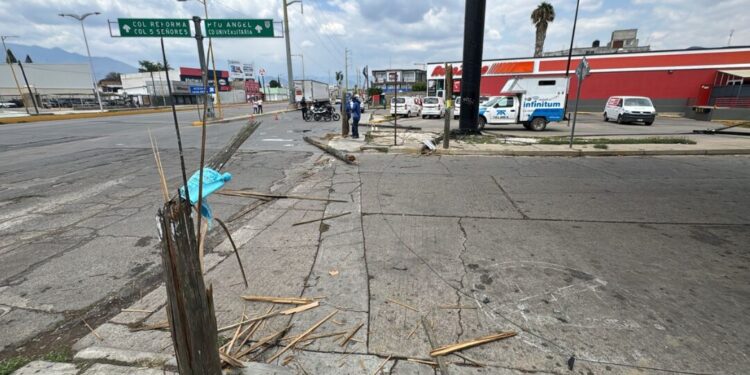 VIDEO | Tráiler arrasa con postes y deja sin telefonía e internet a vecinos de Oaxaca: caos, negligencia y afectaciones