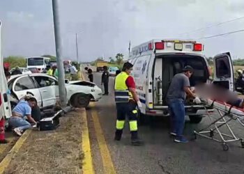 ¡Impactante choque en Tehuantepec! violento choque deja a conductor atrapado entre fierros