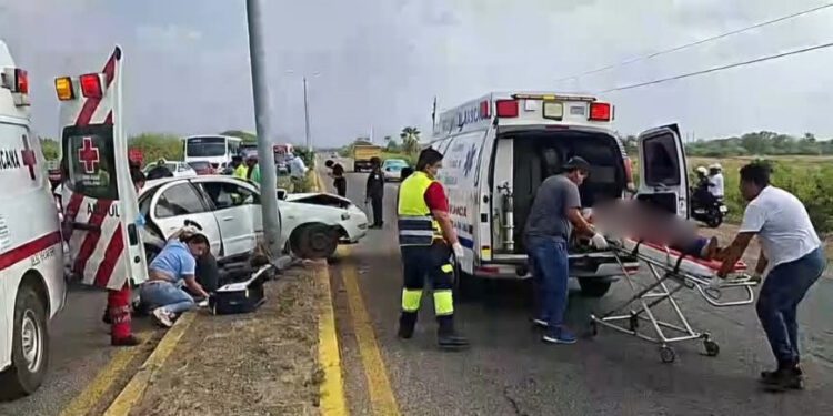 ¡Impactante choque en Tehuantepec! violento choque deja a conductor atrapado entre fierros