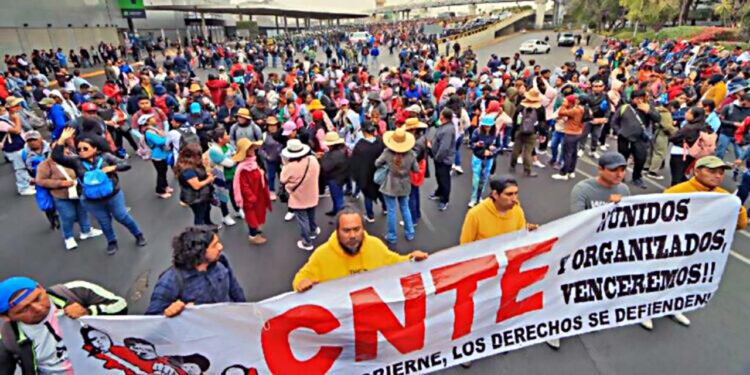 Con el paro de labores en Oaxaca, más de 80 mil escolares se quedarán sin clases por tiempo indefinido en más de 11 mil escuelas de las diferentes regiones de la entidad oaxaqueña.