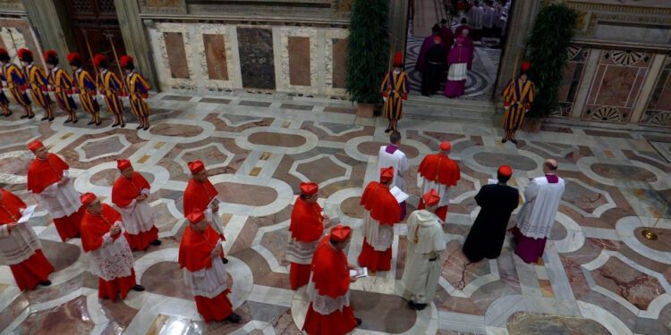 Cónclave, votan cardenales encerrados en la Capilla Sixtina