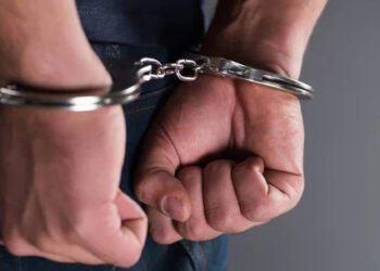 Atrapan a motociclista empistolado en Carretera Federal 182