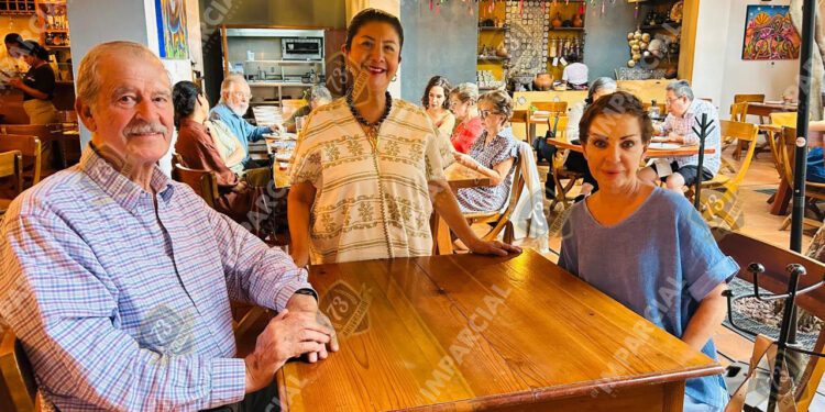 Visita de Vicente Fox a Oaxaca desata críticas y burlas en redes: “Denles la última cena”