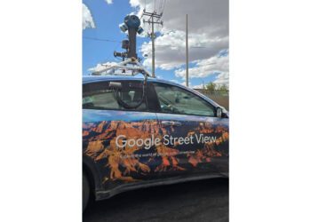 ¡Insólito! Apedrean a auto de Google ¡por atraer huracanes!