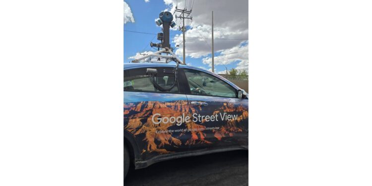 ¡Insólito! Apedrean a auto de Google ¡por atraer huracanes!