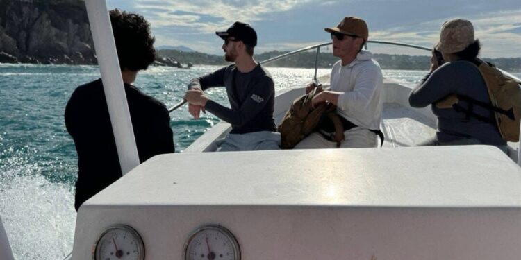 Hallan sin vida a uno de los turistas desaparecidos en Zicatela; sigue la búsqueda del segundo