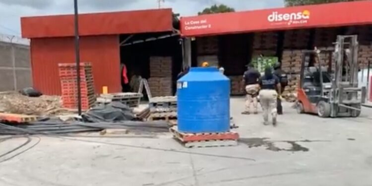 Hallan sin vida a un hombre dentro de una bodega en Oaxaca; se sospecha que era un indigente